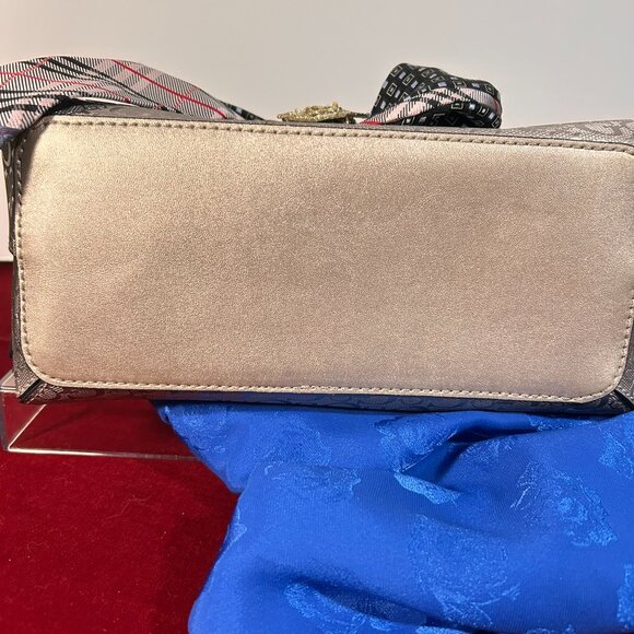 ✨ Y2K Guess Metallic Champaign Satchel – Custom Styled for That It-Girl Look ✨ - Picture 6 of 10